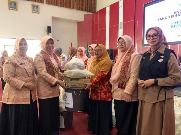 DWP Kemendagri Salurkan Bantuan Bagi Anggota DWP Kota Padang Terdampak Banjir Bandang