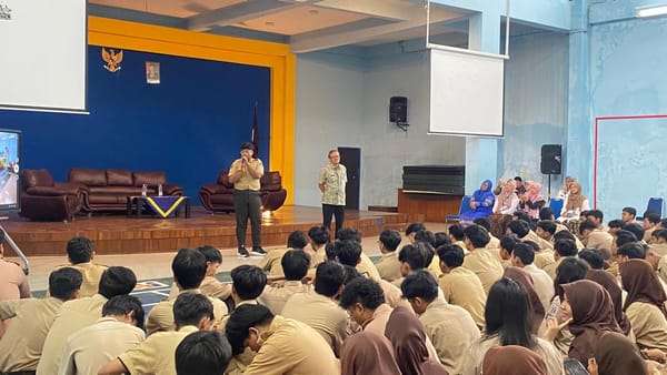 Bangun  Karakter Siswa SMAN 2 Solo, Melalui Jumat Amazing