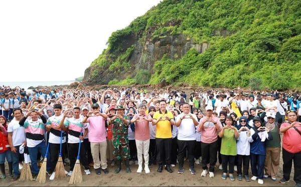 Gerakan Kebersihan Pantai Watu Ulo Ciptakan Lingkungan Laut Bersih Tanpa Sampah