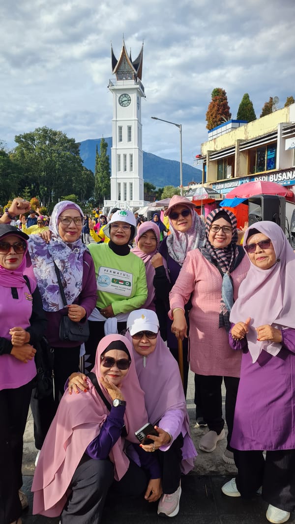Kuatkan Tulang,Sehatkan Badan Perwatusi Hiasi Pelataran Parkir Jam Gadang Bukittinggi