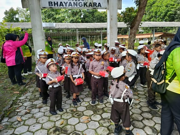 Siswa-siswi TK Kemala Bhayangkari ​ Belajar Disiplin Berlalu Lintas Sejak Dini
