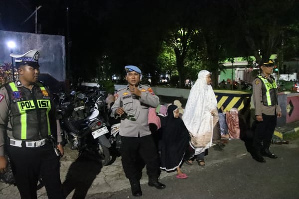 Polres Sumenep Amankan Sholat Tarawih dan Pembagian Zakat Mal Said Abdullah