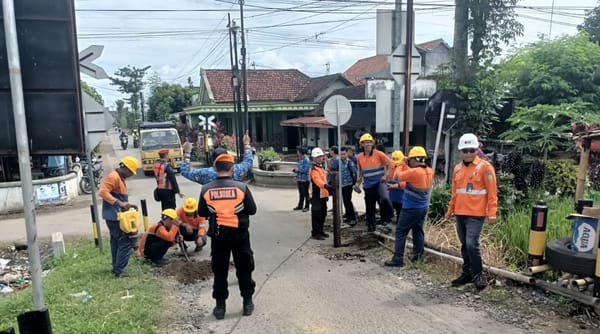 Jelang Angkutan Lebaran 2026, KAI Daop 7 Madiun Tertibkan Perlintasan Sebidang Rawan di Tulungagung