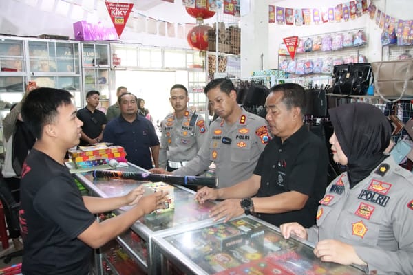 Hari Pertama Bulan Puasa Polres Sumenep Sidak Petasan di Toko Penjual Kembang Api