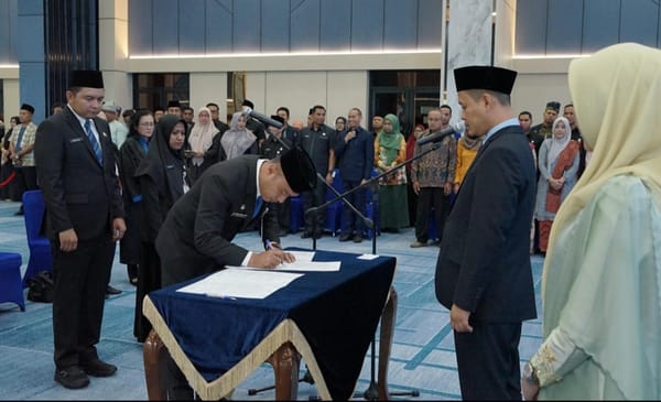 Walikota Pekanbaru H Agung Nugroho,SE,MM Lantik Kadis LHK dan Bapenda serta 19 Pejabat lainnya