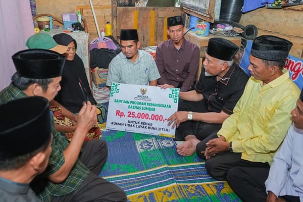 Gubernur Mahyeldi Serahkan Bantuan Bedah Rumah Rp25 Juta untuk Warga Paninggahan, Solok