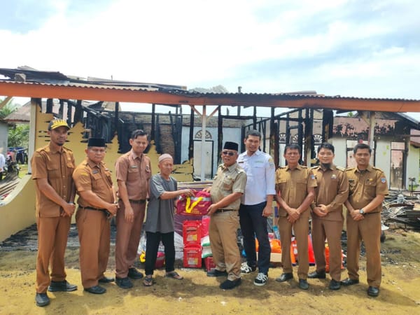 Bupati Pasaman Barat Serahkan Bantuan kepada Korban Kebakaran di Batang Toman