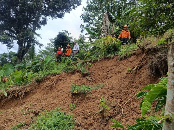 Hujan Lebat Picu Longsor di Silo, Atap Dapur Rumah Warga Tertimpa Material Tanah