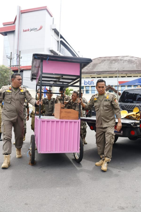 Satgas Infrastruktur dan Tata Ruang Amankan Rombong Terlantar di Area Pintu Masuk Pemkab Jember
