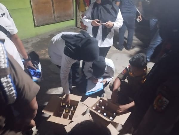 Mantap! Kasatpol PP Yuliarso Amankan Puluhan Miras di Pekanbaru
