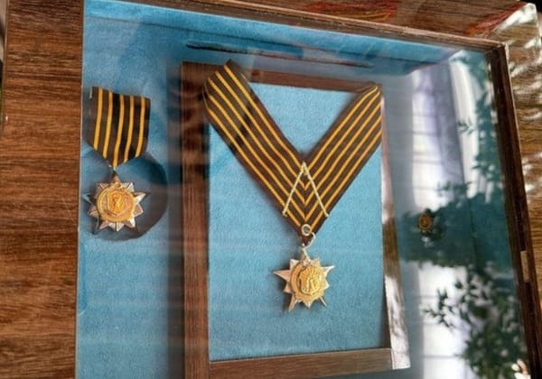 Presiden Prabowo Anugerahkan Tanda Kehormatan Bintang Bhayangkara Pratama Untuk Meri Hoegeng