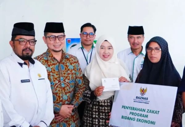 Wawako Ibnu Asis Serahkan Zakat kepada 175 Mustahik Kota Bukittinggi