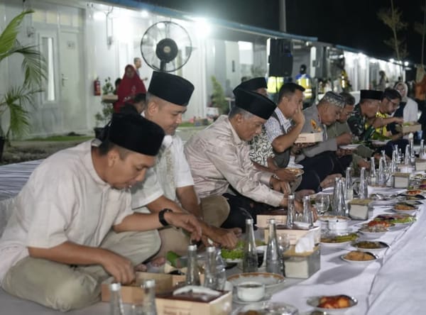 Menteri PU Silaturahmi  Sahur Bersama di Huntara Dengan Masyarakat Aceh Tamiang