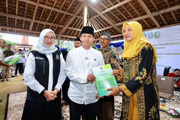 Menteri Kehutanan Serahkan SK Tanah TORA Warga Banyuwangi