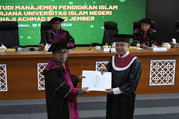 Bupati Bondowoso Raih Gelar Doktor Dengan Predikat Cumlaude