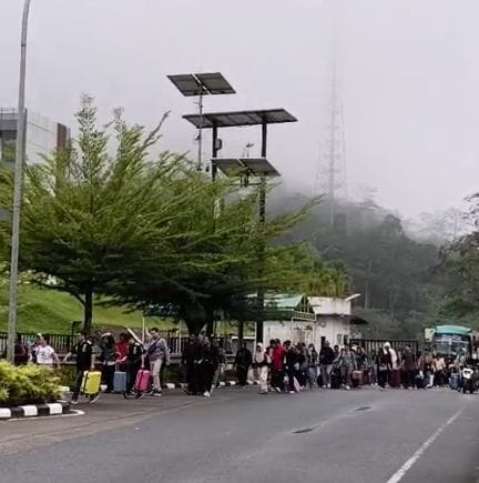 Tradisi Imlek Lintas Negara: Kisah Sopir dan Pelintas di Perbatasan Entikong