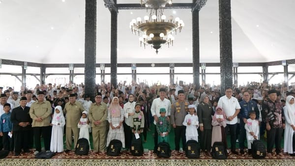 Seribu Anak Yatim di Lumajang Terima Santunan Ramadan