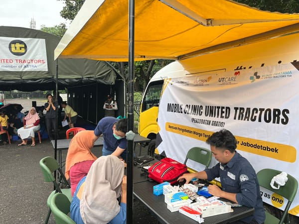 United Tractors Hadirkan  Pengobatan Gratis Warga Terdampak Banjir