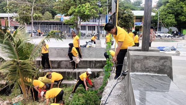 Polres Parepare, TNI dan Pemkot Parepare Bersih-Bersih Pantai Mattirotasi