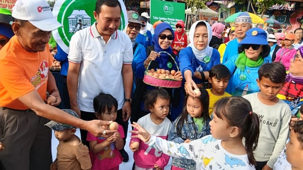 Warga Sambut Antusias Berbagi Telur Ramadhan di Solo