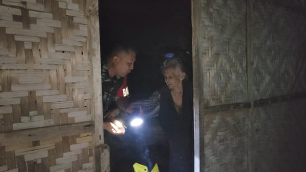 Tengah Malam Ramadhan,Dandim 1425/Jeneponto Cabang XXXIII Datangi Rumah Reyot lansia sebatang kara