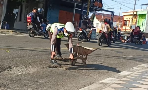 Sosok Aipda Herman tambal jalan berlubang di kota Parepare