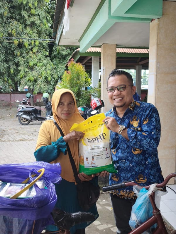 Kadis Dukcapil Jeneponto Salurkan Bantuan Sembako ke Warga Kurang Mampu