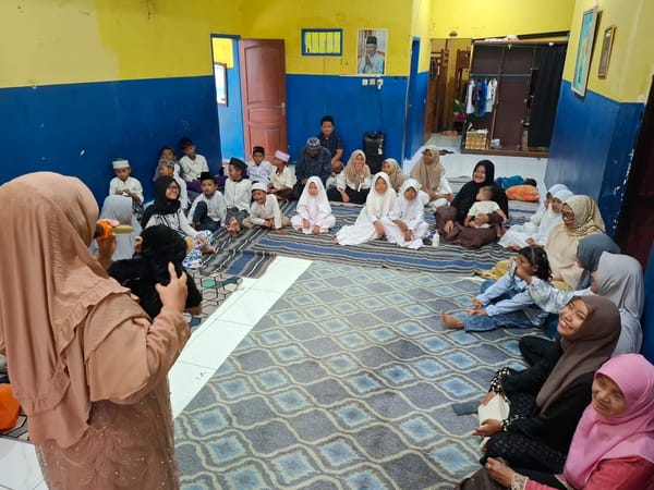 Merenda Kasih di Bulan Ramadan, Guru Penulis Sidoarjo Berbagi Kebahagiaan dengan Anak Panti