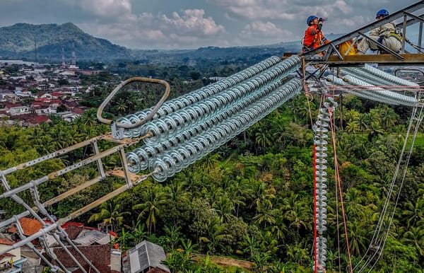 PLN Lakukan Penggantian Isolator Korosi untuk Antisipasi Gangguan Listrik Ramadan