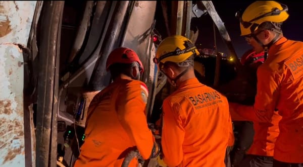 Bus Pemudik Terguling di Tol Pejagan, Satu Korban Tewas Dievakuasi Tim SAR
