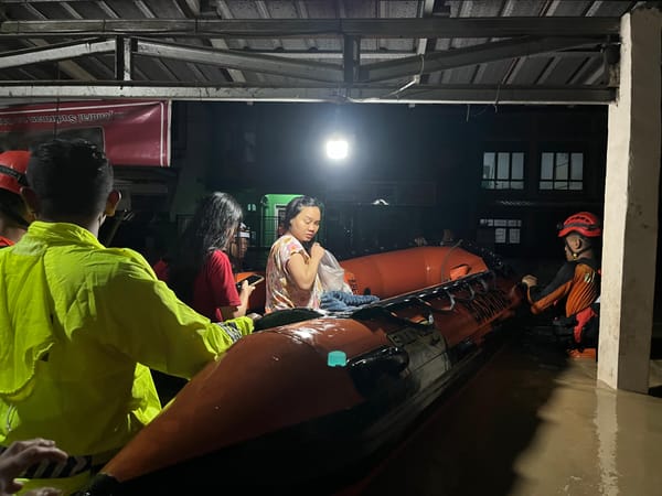 Tim SAR Gabungan Evakuasi Warga Terdampak Banjir di Ketanggungan Brebes