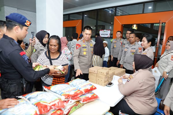 Kapolda Maluku dan Forkopimda Salurkan Bantuan Sosial dan Layanan Kesehatan Gratis