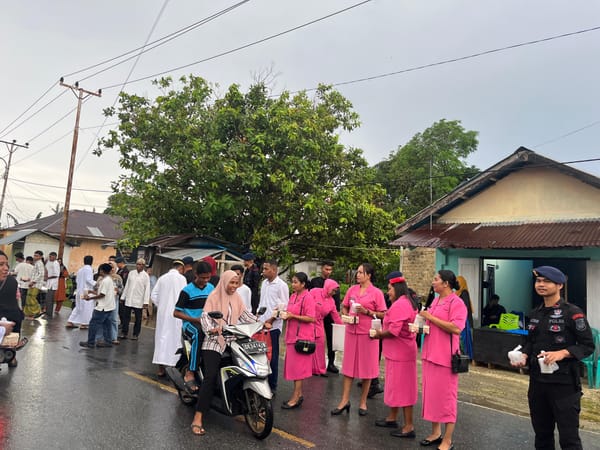 Brimob Gandeng Pemuda Fiditan Berbagi Takjil, Perkuat Rekonsiliasi Pasca Konflik di Tual