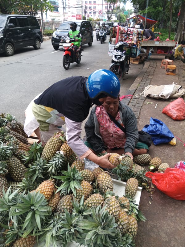 Jelang Lebaran 1447 Hijriah,  Emak Emak Berburu Buah Nanas