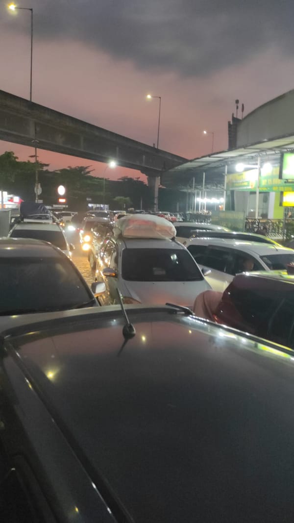 Pemudik Keluhkan Kepadatan Kendaraan di Rest Area KM 39 dan Truk Kontainer di Tol Cikampek