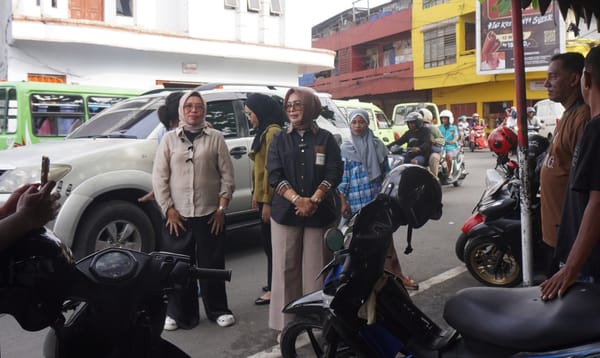 Wawali Ely Toisuta Turun ke Jalan, Bagikan Sembako untuk Ojek Usai Lebaran