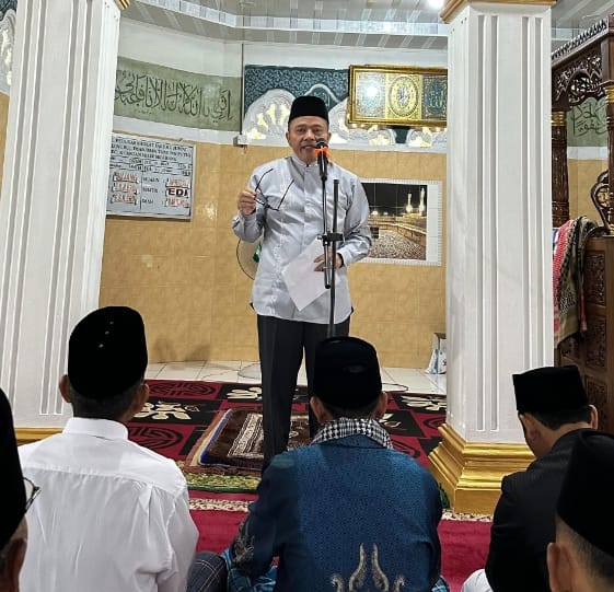 Kadis Kominfo Kuansing Pesan Ukhuwah dan Pembangunan Saat Shalat Idul Fitri di Kuantan Hilir Seberang KHS