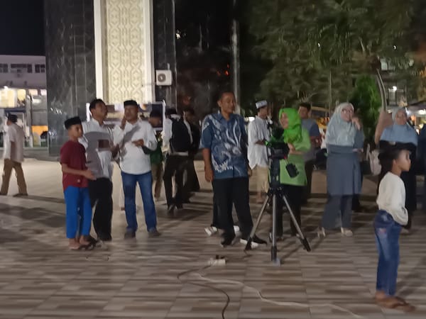 Mahasiswa Fakultas Syari'ah IAIN Ternate Berkolaborasi Memantau Gerhana Bulan Total