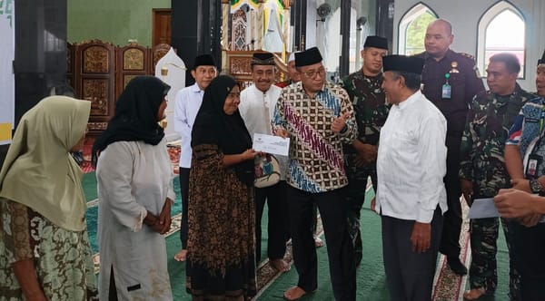 Walikota Ternate Serahkan Bantuan BAZNAS Untuk Keluarga Kurang Mampu