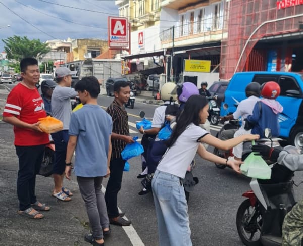 Umat Buddha di Maluku Utara Berbagi Takjil, Implementasi Nyata Kerukunan Umat Beragama