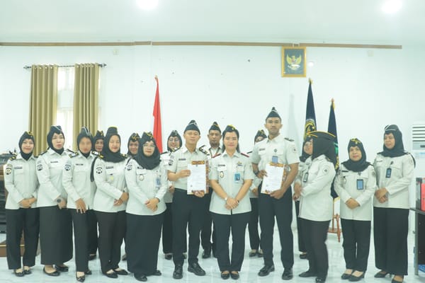 Kepala Lapas Perempuan Ternate Serahkan SK dan Penyematan Pangkat Reguler