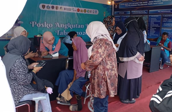 Pelayanan Lansia Dilakukan Pada Posko Mudik BKKBN Malut di Pelabuhan Penyeberangan Ferry Bastiong Ternate