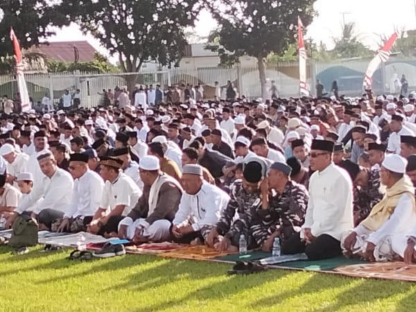 Bupati Pulau Morotai Bersama Ribuan Umat Islam Laksanakan Salat Idulfitri di Stadion Merah Putih