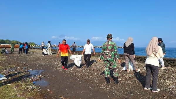 BKKBN Maluku Utara Bersama TNI-Polri Gelar Gerakan ASRI di Pantai Darko Sofifi