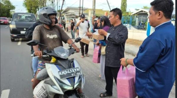 Ramadhan Penuh Berkah, PWI Kalteng dan IKWI Bagikan 400 Takjil untuk Pengendara di Palangka Raya