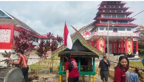 Umat Kaharingan Gotong Royong Bersihkan Balai Basarah Jelang Nyepi