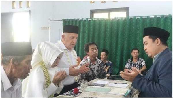 Penghulu KUA Kajen Manfaatkan Teknologi, Nikahkan WNA Turki Tanpa Kendala Bahasa