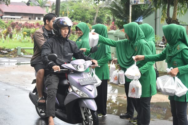 Menebar Berkah Ramadhan, Persit Kodim 1002/HST Bagikan Takjil untuk Pengguna Jalan