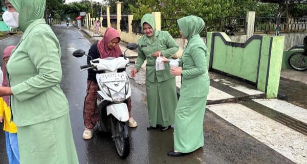 Tebar Kepedulian Ramadhan, Koramil Batu Benawa-Hantakan Bagikan Takjil Kepada Warga