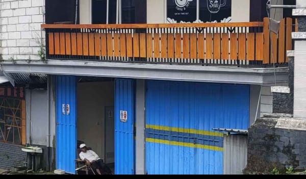 Di Gudang BUMDes, Seorang Ayah Menunggu Uluran Tangan: Kisah Pilu Lansia Oro-Oro Ombo yang Terlantar